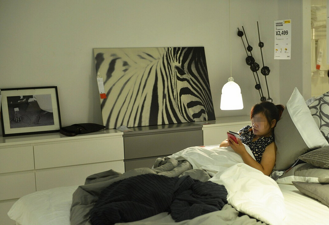 8月4日，杭州，“蹭涼族”在宜家杭州店的沙發(fā)或床鋪上休息。