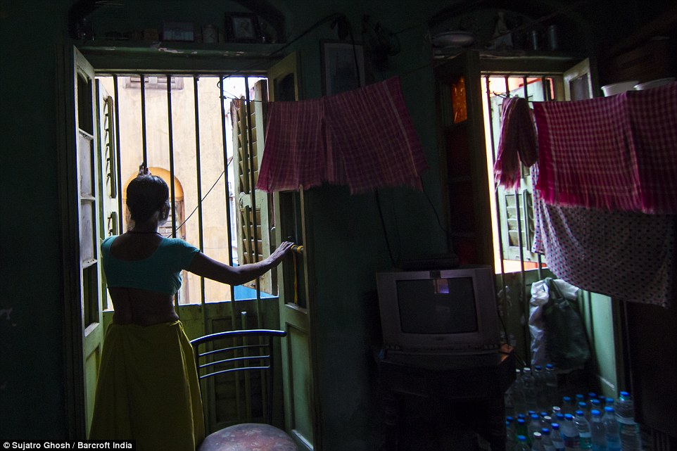 72歲的Maya Banarjee說：“我已經(jīng)太老了，但是我不會離開?！? complete=