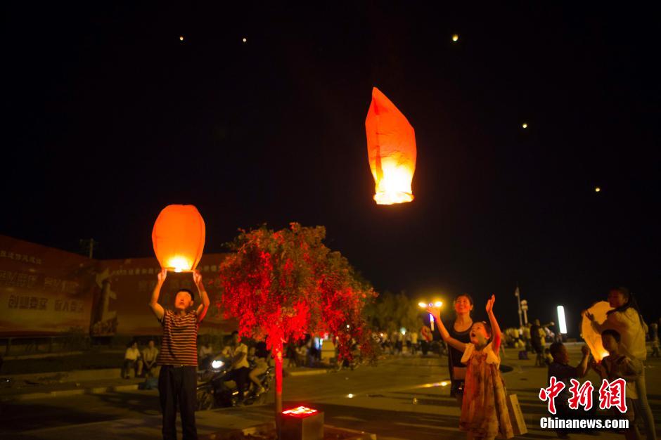 民眾燃起孔明燈助興。 張云 攝