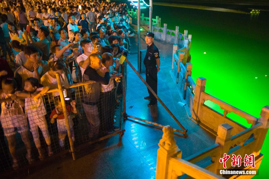 特警為河燈節(jié)保駕護航。 張云 攝