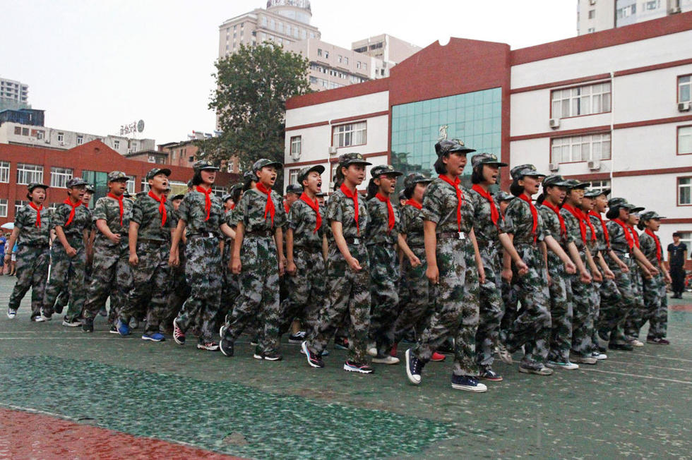 同學(xué)們在雨中堅持完成了會操表演。