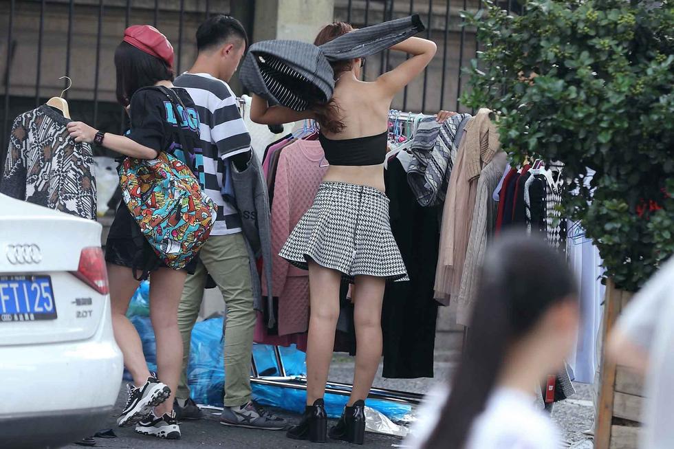 杭州街頭女模當(dāng)街更衣 市民批不雅