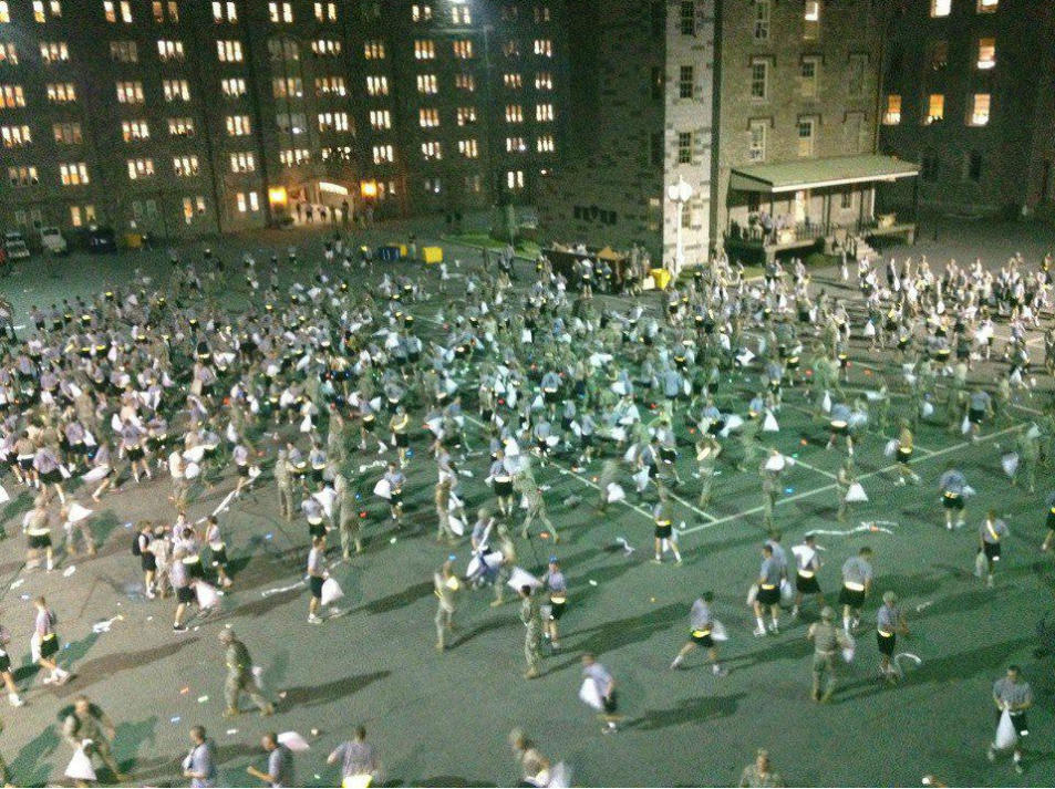 美國(guó)西點(diǎn)軍校枕頭大戰(zhàn)變“群架”