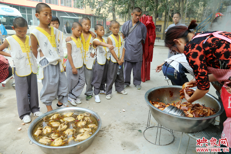 數(shù)百名少林武僧與家人團(tuán)聚 跪謝父母現(xiàn)場痛哭
