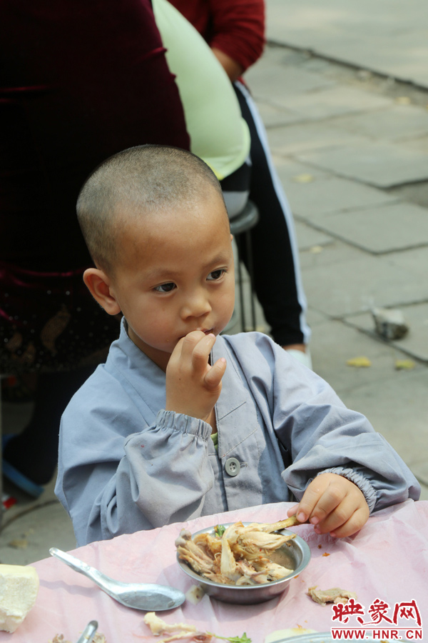 數(shù)百名少林武僧與家人團(tuán)聚 跪謝父母現(xiàn)場痛哭