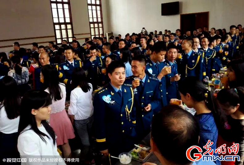 湖北武漢，“嫁人就嫁解放軍”，每年一屆的武漢軍旅姻緣會17日在駐漢空軍某指揮所文化活動中心舉行