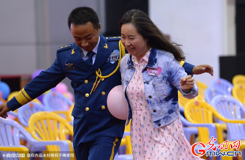 湖北武漢，“嫁人就嫁解放軍”，每年一屆的武漢軍旅姻緣會17日在駐漢空軍某指揮所文化活動中心舉行