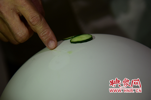 在面團(tuán)氣球上切菜。