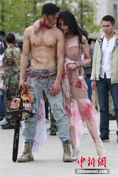 男神教師扮“鬼”學(xué)生稱其為“史上顏值最高男鬼”。何浠 攝