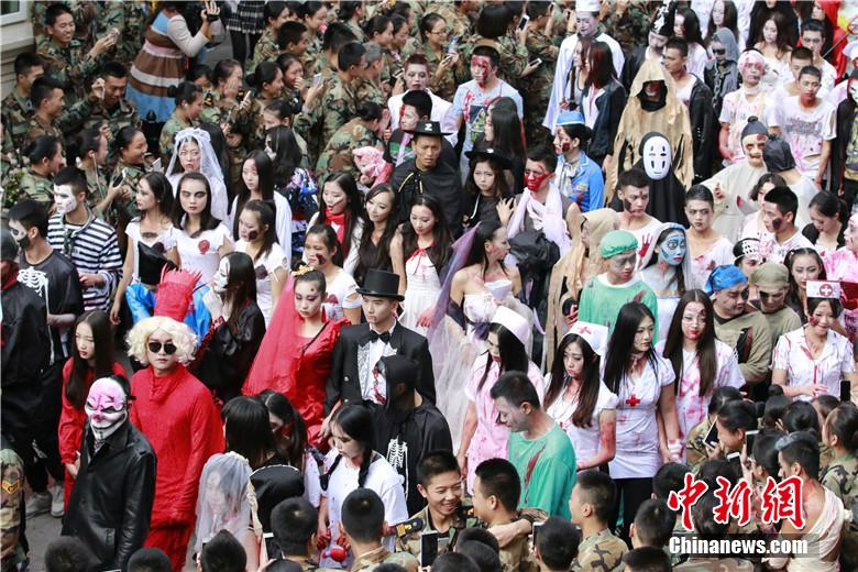 校園“萬圣節(jié)”恐怖化妝派對讓“群鬼”聚集。 何浠 攝