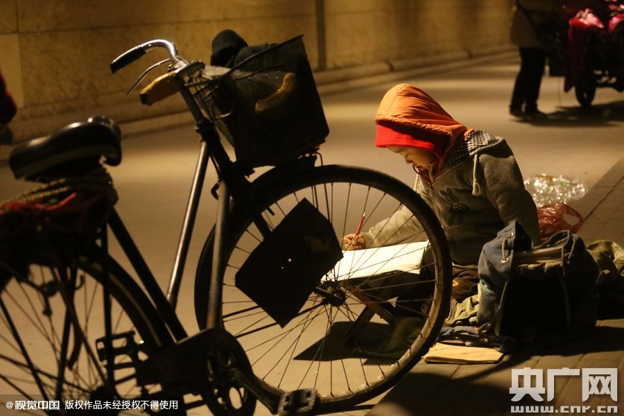 他的父母說，晚上回去晚，孩子的作業(yè)都是在這寫，做小生意不容易，孩子還陪著遭罪，經(jīng)常還有城管攆著不讓在這賣。