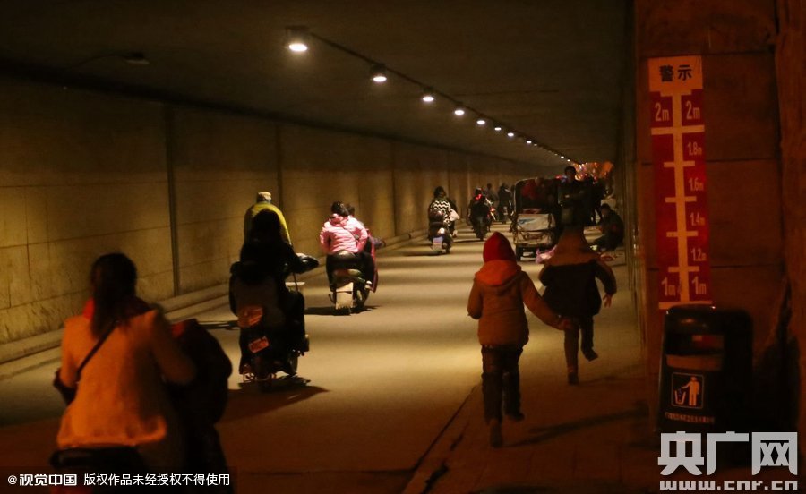 寫完作業(yè)，小一航與鄰居的小伙伴在大橋下玩耍。