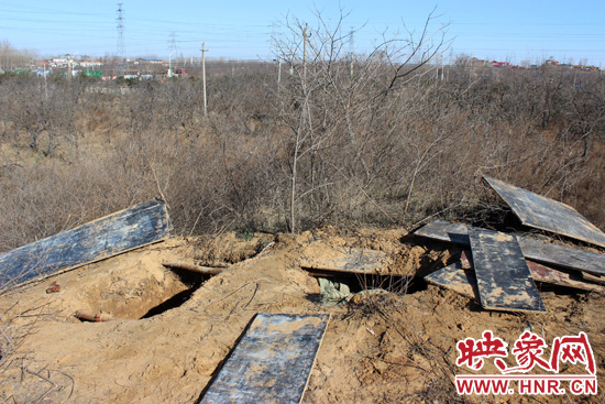 這次被盜的是位于北側(cè)的叔齊墓，墓塚上面有兩個盜洞，有十多米深。