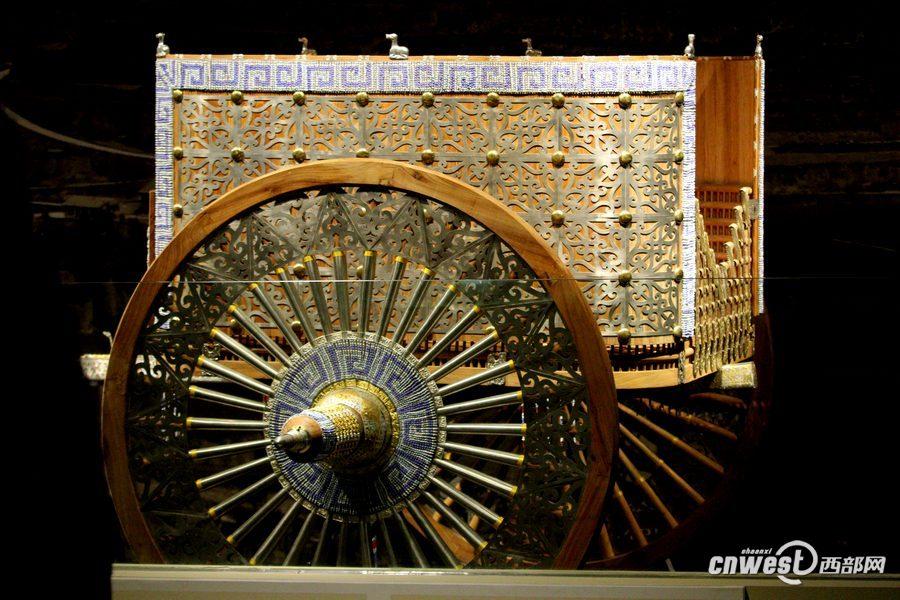 1月7日，甘肅省考古研究所所長王輝向人們介紹花了200萬元復(fù)制的禮儀車輛。