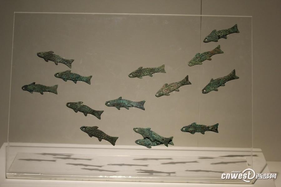 青銅魚符，有專家推測是覆蓋棺槨所用荒帷上懸掛的裝飾物。