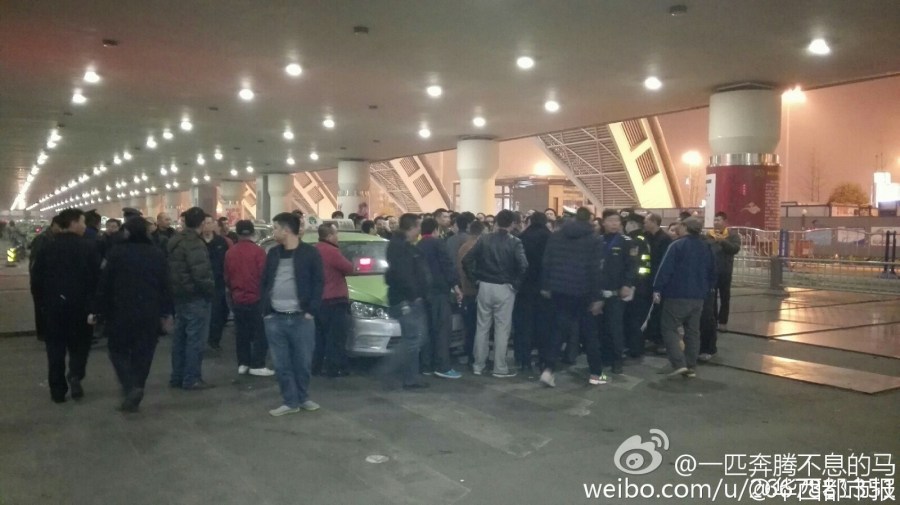 機(jī)場(chǎng)后調(diào)配10多輛機(jī)場(chǎng)大巴運(yùn)送旅客進(jìn)城。