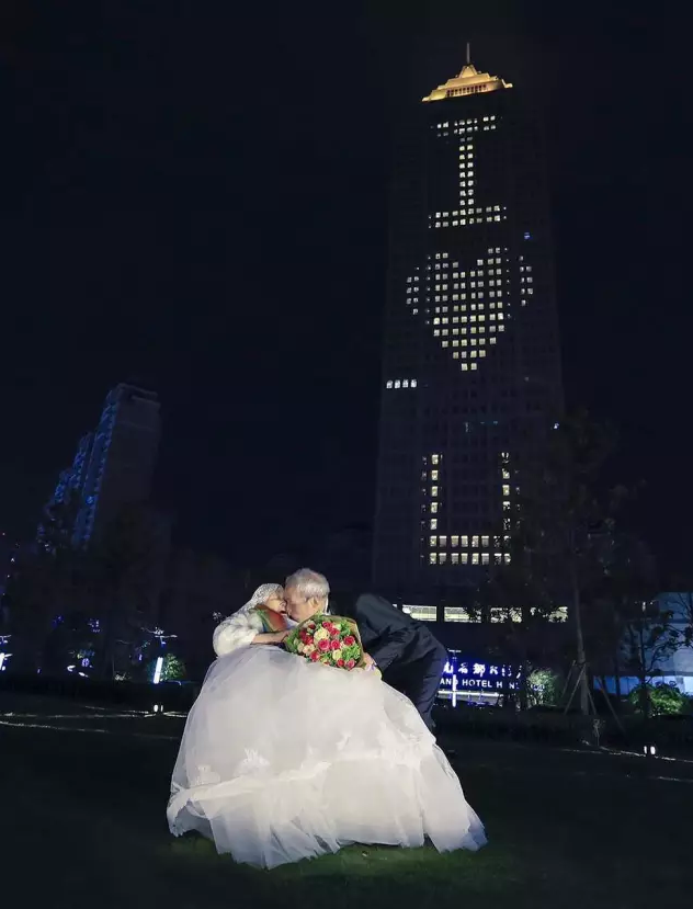 情人節(jié)最溫暖告白！84歲老人包下整樓示愛老伴