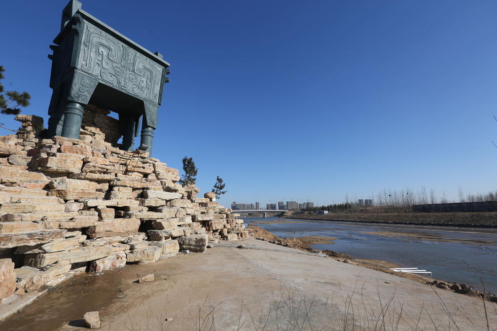 鄭州河邊建十米高銅鼎無防護 網(wǎng)友:不怕淹了？