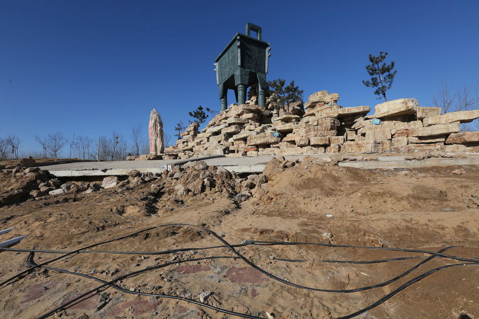 鄭州河邊建十米高銅鼎無防護 網(wǎng)友:不怕淹了？