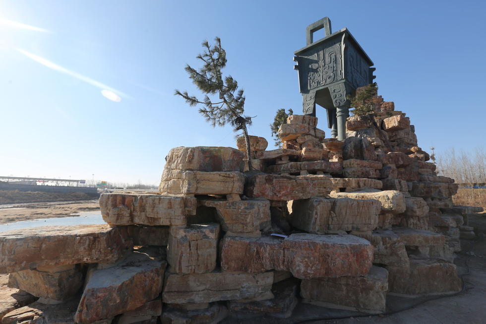 鄭州河邊建十米高銅鼎無防護 網(wǎng)友:不怕淹了？