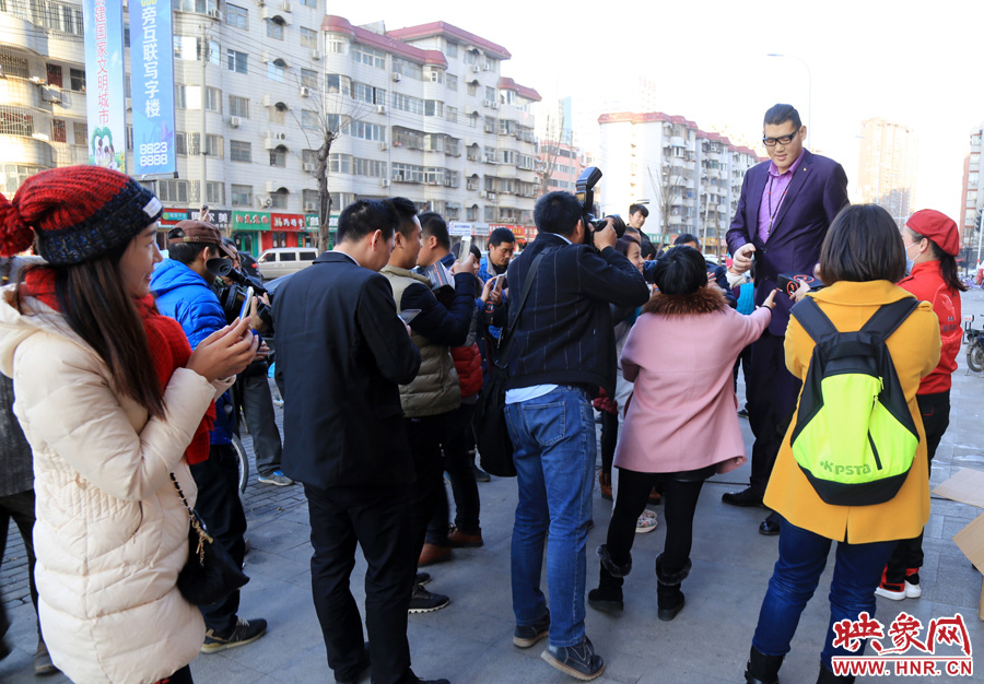 “亞洲第一巨人”張歡身高2.38米，在人群中非常出眾。