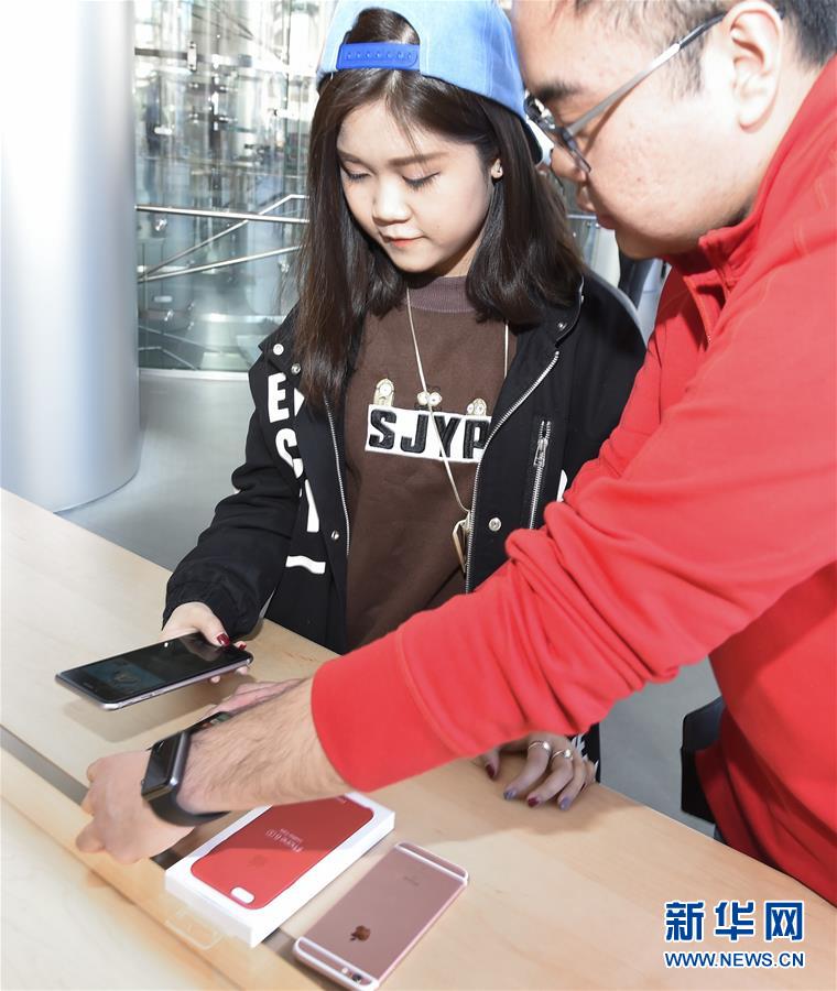 （經(jīng)濟(jì)）（4）Apple Pay正式在中國大陸市場(chǎng)推出