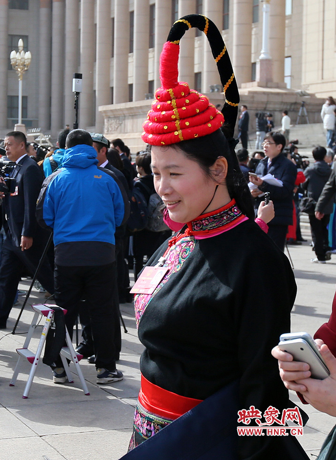 這位代表的頭飾你能猜出是哪個(gè)省的么？