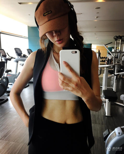 周韋彤曬出性感健身照。