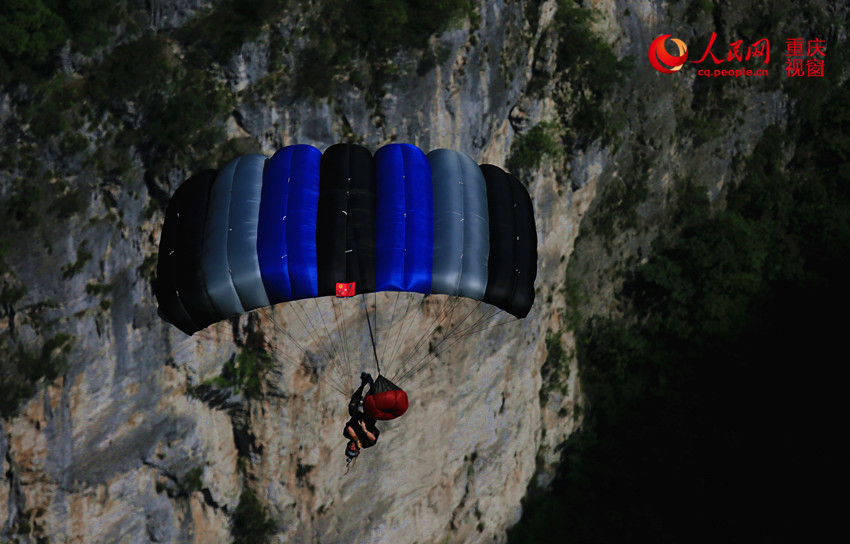 28日，2016世界低空跳傘大賽在重慶云陽龍缸景區(qū)正式開賽。圖為選手角逐中。劉政寧 攝