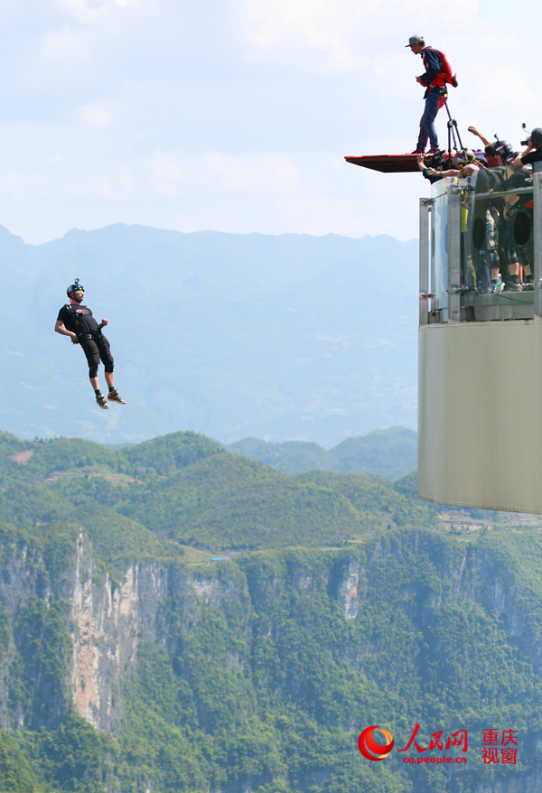28日，2016世界低空跳傘大賽在重慶云陽龍缸景區(qū)正式開賽。圖為選手角逐中。劉政寧 攝