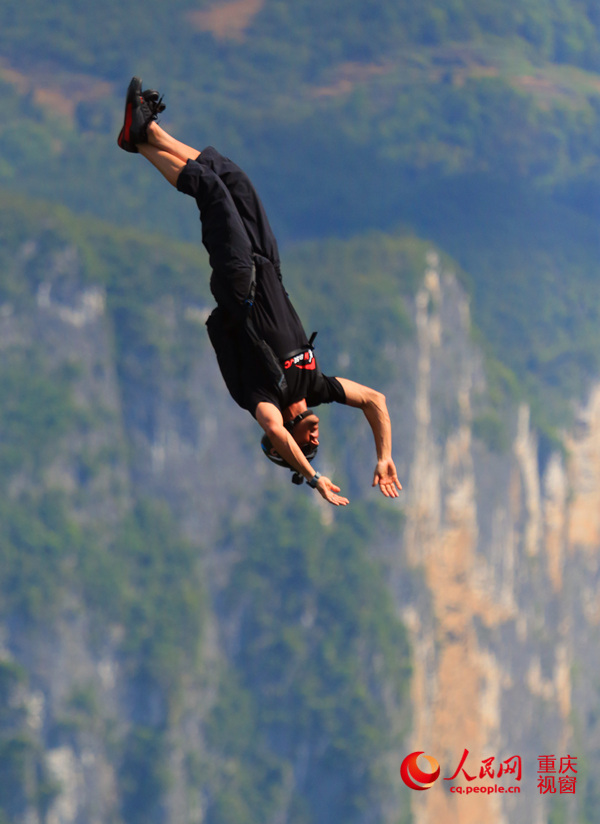 28日，2016世界低空跳傘大賽在重慶云陽龍缸景區(qū)正式開賽。圖為選手角逐中。劉政寧 攝