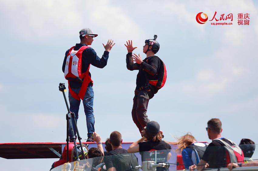28日，2016世界低空跳傘大賽在重慶云陽龍缸景區(qū)正式開賽。圖為選手角逐中。劉政寧 攝