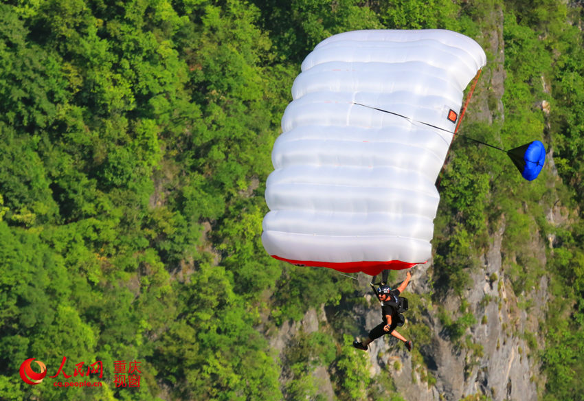 28日，2016世界低空跳傘大賽在重慶云陽龍缸景區(qū)正式開賽。圖為選手角逐中。劉政寧 攝
