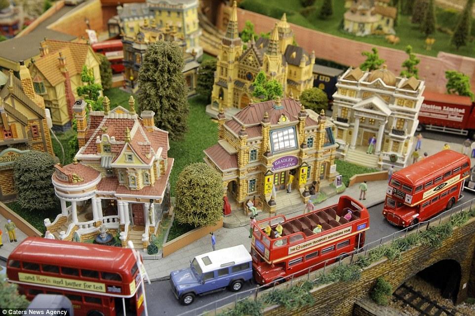 英國(guó)老人20年打造300平米“火車樂園” 耗資25萬英鎊