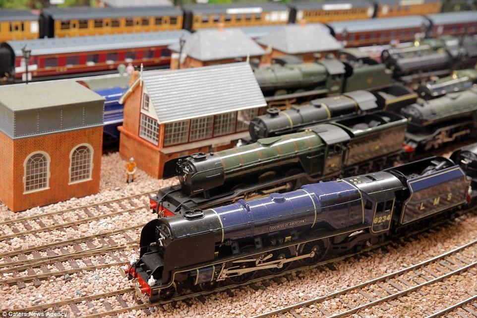 英國(guó)老人20年打造300平米“火車樂園” 耗資25萬英鎊