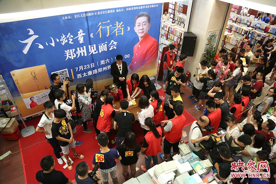 不到三個小時的簽售時間，六小齡童累計簽售自傳2900余冊，創(chuàng)造了鄭州購書中心的歷史記錄.jpg