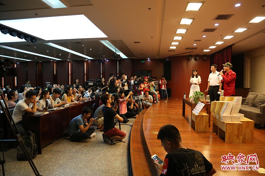 河南本土主流媒體基本全部到場，六小齡童接受記者提問。