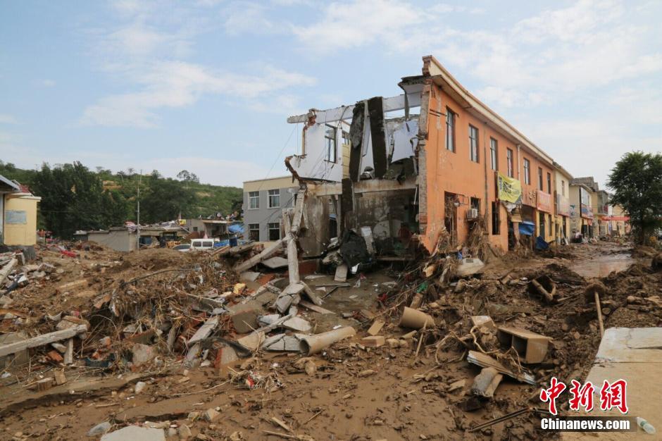 圖為被洪水沖垮的小樓。