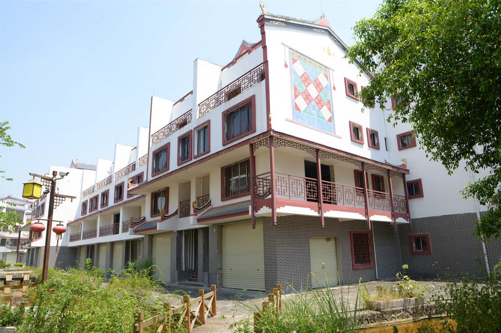 2016年7月26日，村民在廣西來(lái)賓市忻城縣隆達(dá)山水福城荒廢別墅間放牛。