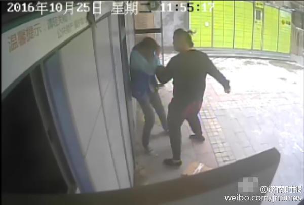 濟(jì)南18歲快遞小哥遭客戶暴打 疑因快遞柜打不開