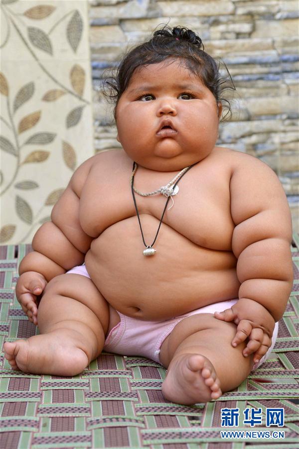 4月17日，在印度阿姆利則，女孩查哈特在家中。