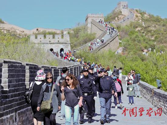 參加聯(lián)合巡邏的中意警察在長城上巡邏。本網(wǎng)記者 陳路坤 攝