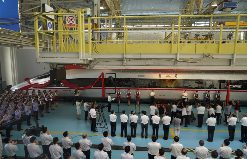 當(dāng)日，由中國鐵路總公司牽頭組織研制、具有完全自主知識產(chǎn)權(quán)、達到世界先進水平的中國標(biāo)準(zhǔn)動車組被命名為“復(fù)興號”?！皬?fù)興號”將于6月26日在京滬高鐵兩端的北京南站和上海虹橋站雙向首發(fā)。