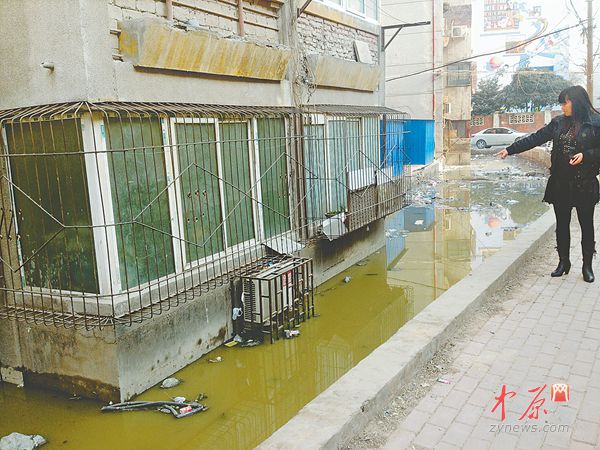 　　居民看著污水溝滿是無奈。