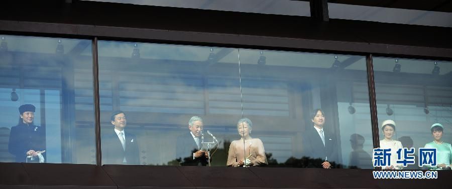 當(dāng)?shù)貢r間12月23日，在位于日本東京的皇宮，日本明仁天皇在皇族的陪同下發(fā)表生日感言。