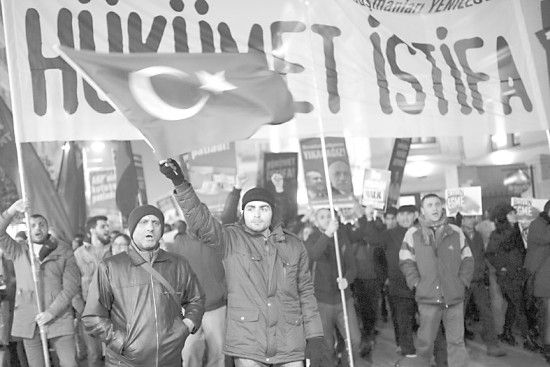 　土耳其民眾25日抗議政府貪腐行為。