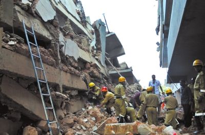 4日，印度卡納科納，救援人員正在搜尋被掩埋的幸存者和遇難者遺體。圖/東方IC