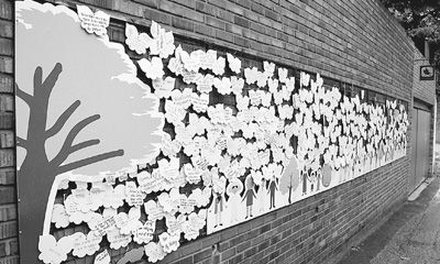 參觀(guān)者們?cè)趹?zhàn)爭(zhēng)與女性人權(quán)博物館的留言墻上貼滿(mǎn)了留言