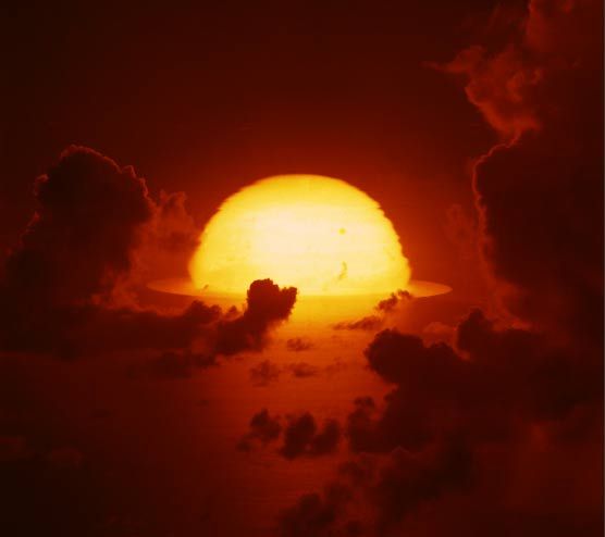 1961年，南太平洋上空，氫彈爆炸后的大火球開始擴(kuò)散。