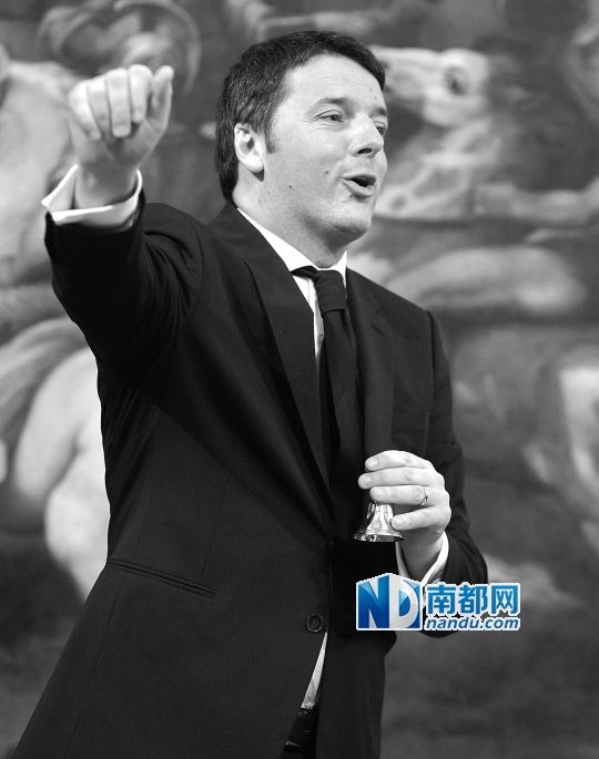 2月22日，在意大利羅馬總理府，新任總理馬泰奧·倫齊搖鈴象征正式行使總理權(quán)力。